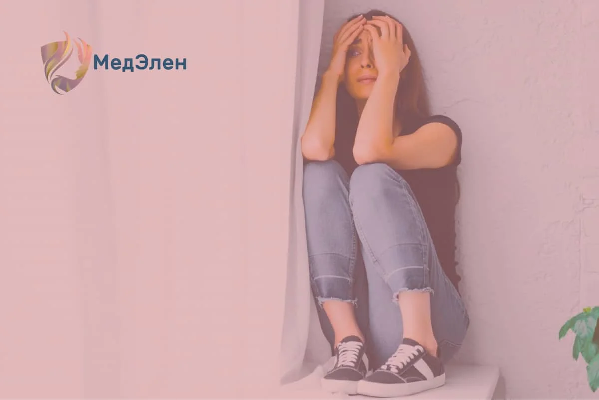 Девушка на подоконнике Девушка сидит на подоконнике